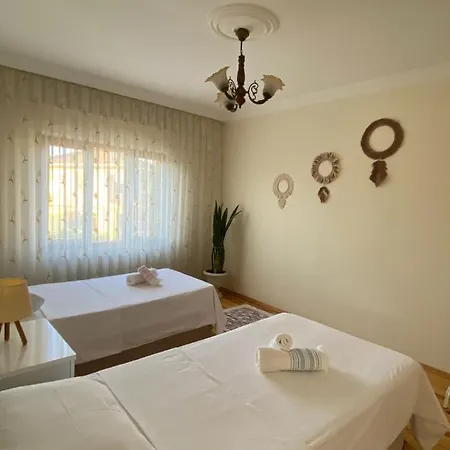 Apartment Cozy Flat With Backyard And Fireplace In