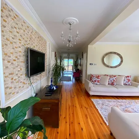 Apartment Cozy Flat With Backyard And Fireplace In